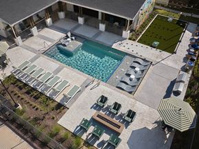 Leander apartment for rent - A pool with sun loungers and a table.