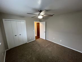Richardson house for rent - A room with a ceiling fan and carpeted floor.
