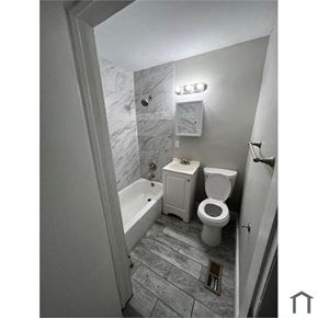 Baltimore apartment for rent - a small bathroom with a toilet and a tub