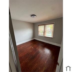 Baltimore apartment for rent - a small room with wood floors and a window