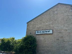 Austin apartment for rent - A sign on a building that says "Broadway".