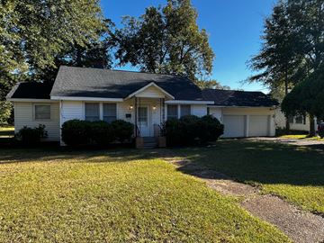 Fort Valley house for rent - a white house with a lawn and trees