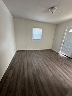 Lima house for rent - A room with wood flooring and a window.