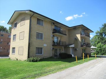 Blue Island apartment for rent - A tan apartment building with a balcony on the second floor.
