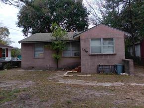 Jacksonville house for rent - a small brick house with a yard in front of it