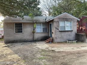 Jacksonville house for rent - the front of a brick house with a dirt yard