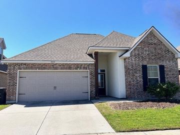 Baton Rouge house for rent - A house with a garage door and a driveway.