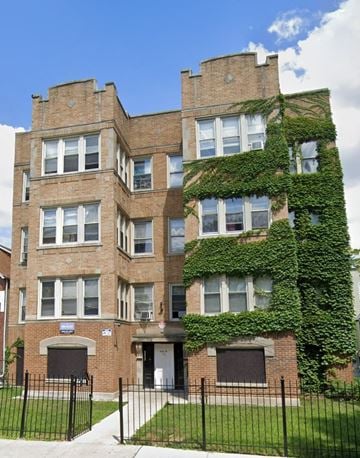 Chicago apartment for rent - A large building with ivy growing up the side of it.