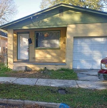 Jacksonville house for rent - a house with two garage doors on the side of it