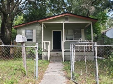 Jacksonville house for rent - A small house with a fence in front of it.