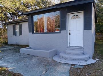 Jacksonville house for rent - the front of a small house with a white door