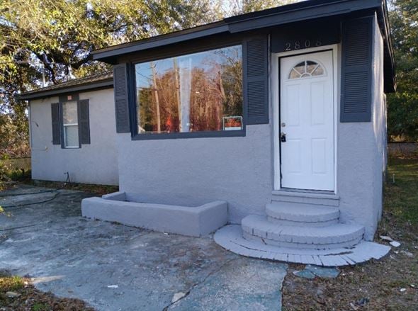 Jacksonville house for rent - the front of a small house with a white door