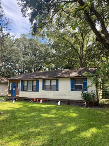 Jacksonville house for rent - a small white house with blue doors and windows on a lawn