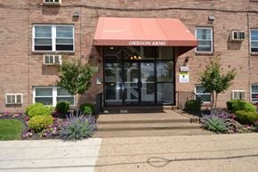 Philadelphia apartment for rent - the front entrance of the farms building
