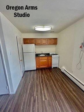 Philadelphia apartment for rent - a kitchen with a stove and a refrigerator