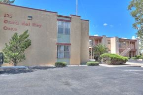 Albuquerque apartment for rent - The image shows a building with the number 125 and the name Casa del Rey Oeste on it.