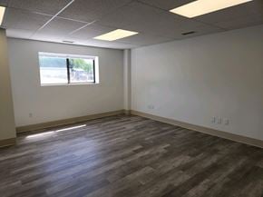 N.Chesterfield apartment for rent - A room with a window and wooden flooring.