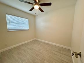 St Petersburg house for rent - a bedroom with a ceiling fan and a window