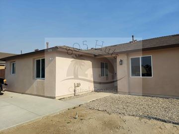 Santa Maria apartment for rent - A house with the number 05 on the roof.