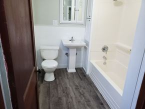 Lima house for rent - a small bathroom with a toilet sink and tub