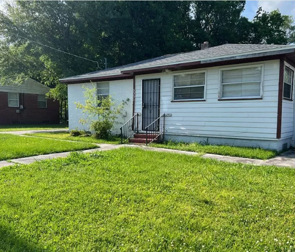 Jacksonville house for rent - A small white house with a black door and a small porch.