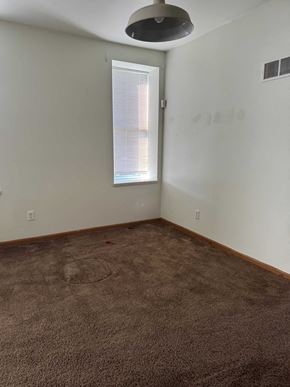 Saint Louis house for rent - an empty room with a window and a carpet