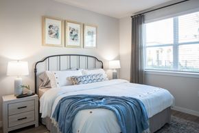 Houston apartment for rent - a bedroom with a bed and two windows