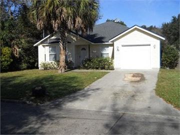 Hastings house for rent - A white house with a garage door and a driveway.