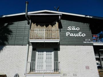 Austin apartment for rent - A building with a balcony and a sign that says Sao Paulo.