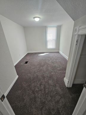 Lima apartment for rent - A room with a carpeted floor and a window.