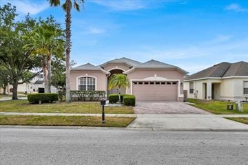 Davenport house for rent - a house with a driveway and a garage door