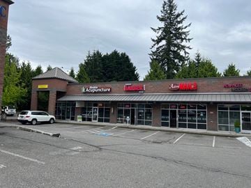 Everett apartment for rent - the front of a supermarket with a parking lot