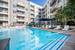 Richardson house for rent - a large swimming pool in front of an apartment building