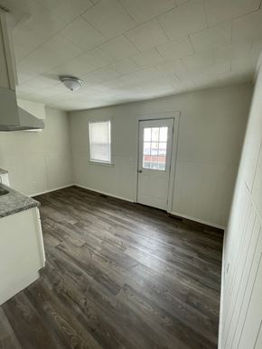 Lima apartment for rent - A kitchen with a counter and a window.