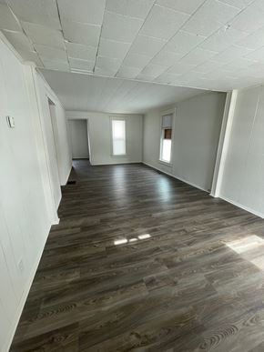 Lima apartment for rent - A room with wooden floors and white walls.
