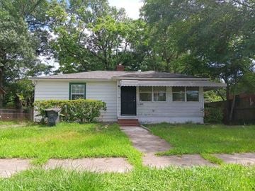 Jacksonville house for rent - a small white house with a sidewalk in front of it