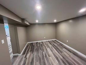 Kitchener apartment for rent - a empty room with vinyl flooring and grey walls