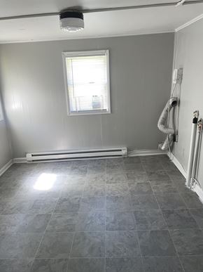 Lima apartment for rent - A room with a grey tile floor and a window with blinds.