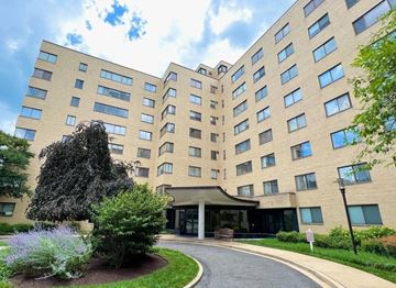 Washington apartment for rent - the building where the hotel is located has a circular walkway in front of it