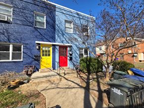 Washington apartment for rent - A blue building with a yellow door and red window shutters.