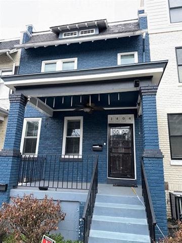 Washington apartment for rent - a blue house with a black door and stairs