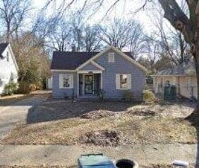 Memphis house for rent - a blue house with a yard in front of it