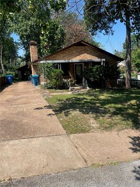 Saint Louis house for rent - a house with a sidewalk in front of it