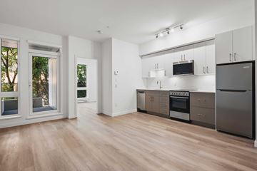 Victoria apartment for rent - A kitchen with a refrigerator, oven, and microwave.