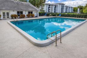 Plantation apartment for rent - A small pool with a metal ladder.