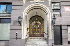 San Francisco apartment for rent - A building with a brown door and a sign that says "RENTS HOW".