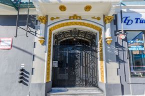 San Francisco apartment for rent - A grey building with a black door and gold trim.