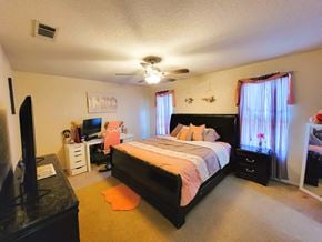 Killeen house for rent - a bedroom with a bed and a tv