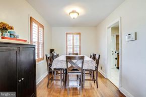 Washington house for rent - A dining room with a table set for six.