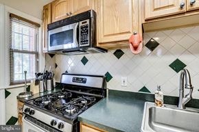 Washington house for rent - A kitchen with a stove, microwave, and oven.